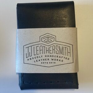 Oldis Road Minimalist Vertical Wallet w/ Airtag Pocket